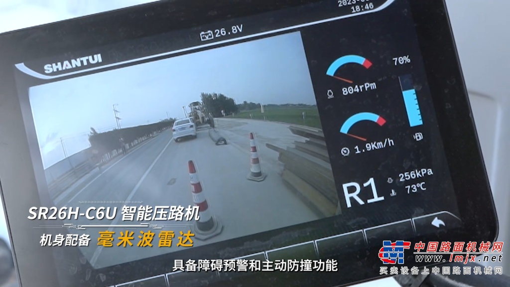 项目现场负责人说：“我搞路桥施工已经有20多年了，过去做路基，过程面都是随着原路面找平，平整、光滑、好看一点，横纵坡差不多就行了，前期效率还可以，但到了最后几层，需要控标高的时候就开始头疼，要两三个测量员加上五六个小工打桩、拉线、作灰点，还得花高价请好的机手。现在手艺好的老师傅工资高还不好找，二把刀的干活，返工率太高，验收通不过，还要重头来过。”