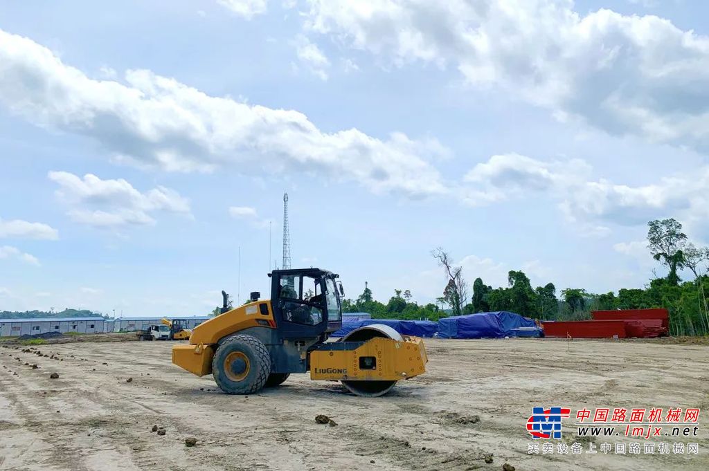 从2021年项目建设初期开始至今，柳工便一直深度参与。近100台柳工设备涵盖装载机、挖掘机、起重机等7类重型产品，为客户开山辟路、下井作业、建设地面......