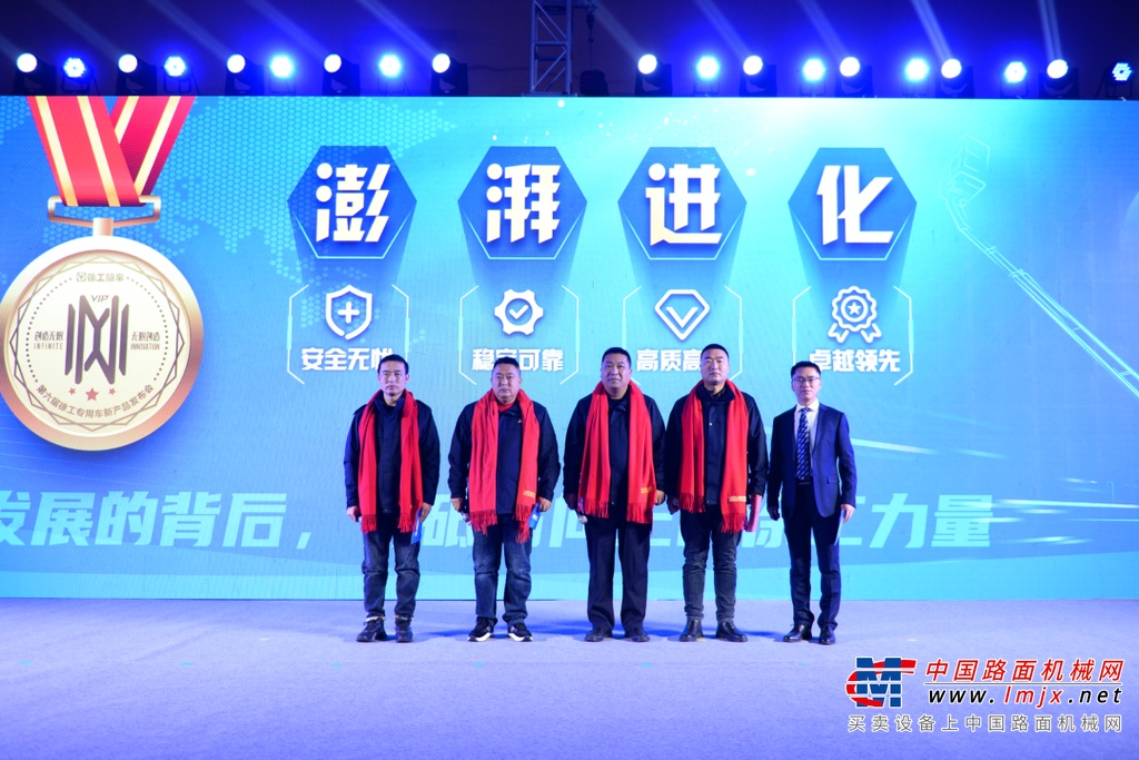 	一场以「敢越星河」为概念的主题演讲，从人类探索宇宙到破局行业迷雾，生动演绎徐工随车“助力城市运营精准施工，让城市更文明，让生活更美好”的初心和愿景，为智造风暴作序。