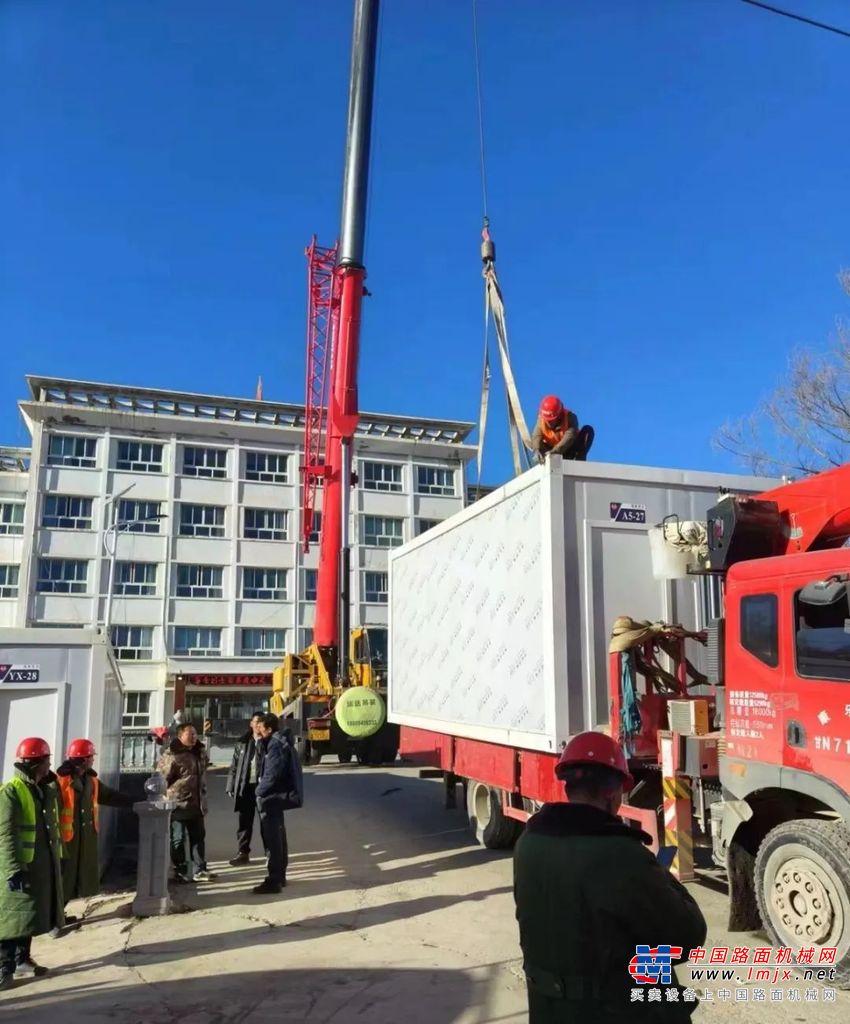 在灾区，大量的活动板房需要被吊运到位，以提供给受灾群众作为临时住所。