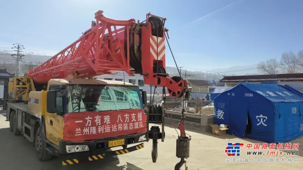 接到当地政府通知后，兰州祥福大型设备吊装工程有限公司立即组织了一支专业的吊装队伍，携带着必要的设备和工具，连夜赶往受灾地区。刚到达现场，便紧急投入到方舱医院的吊装工作中。