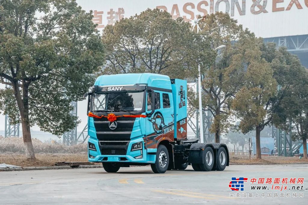 此次购入5台江山EV550-350kWh换电重卡、25台江山平顶282kWh换电重卡以及6台江山电动轻卡，将高效服务于公司成品钢材运输业务。