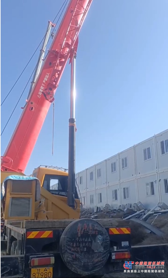 	兰州祥福大型设备吊装工程有限公司吴成福说：“当天是晚上9点40到的，一到大家就全身心投入到救灾工作中，丝毫感觉不到累，还没反应过来，天就已经不知不觉亮了。”