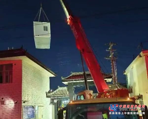 	在来这之前，他还在工地上忙活。一听到灾区有需要，便立即停下手中的工作，急忙赶赴现场。他说：“这事绝对不能耽误，越快越好。灾区晚上温度低至零下16度受灾群众该怎么过夜？”