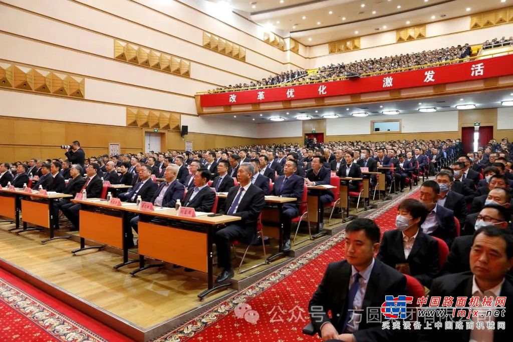 集团董事局主席高秀为第九任总经理刘长城同志颁发了聘书、披上绶带。