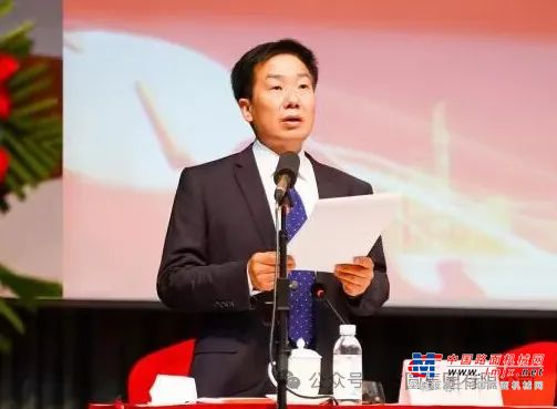 刘长城总经理作就职讲话，回顾了近年来方圆集团的变化，并围绕任职期间企业的发展阐述了自己的认识和思路。指出将与全体员工携起手来，团结一心，大胆革新，锐意进取，圆满完成集团董事局交给的任务和目标，推动企业稳健发展，开创方圆集团更加美好的明天。