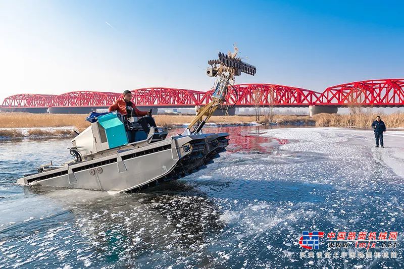 大河裝備宣工公司全新一代多功能水陸兩棲作業車順利通過實地測試