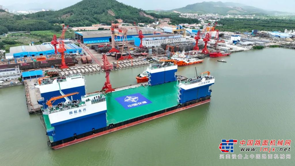 “一航津桩”由一航局投资研发、振华重工建造，是全球桩架最高、吊桩能力最强、施打桩长最长、桩径最大、抗风浪能力最强的专用打桩船。