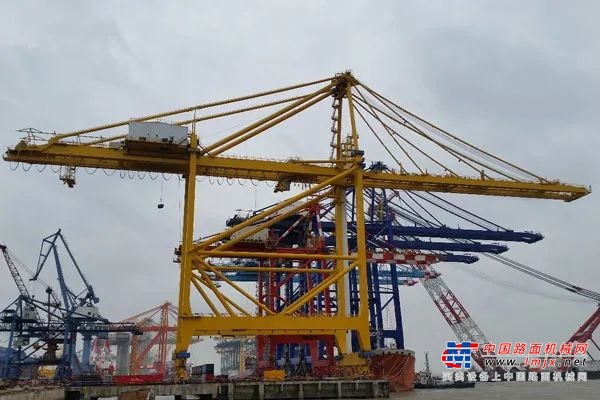	该船成功完成港珠澳大桥岛隧工程最后接头的沉管吊装工作，荣获上海市科学技术进步一等奖等。