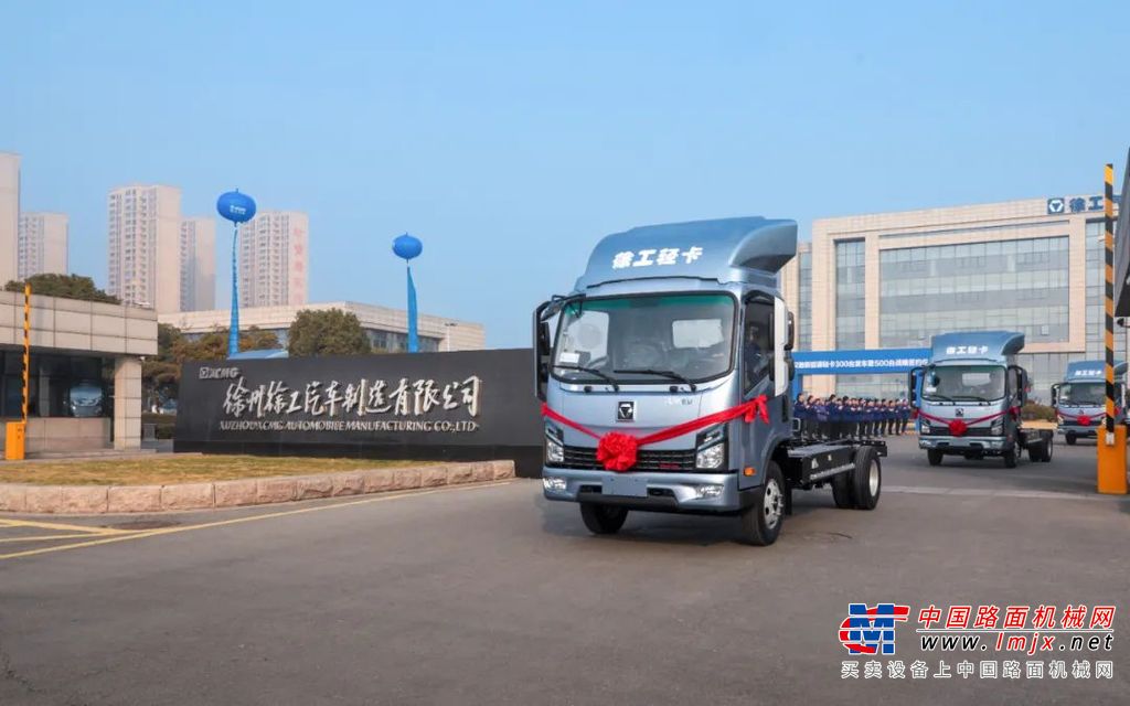 值得一提的是，徐工汉驰新能源轻卡在常用充电区域做了深度优化，提升电倍率，充电从20%-80%只需要30分钟，可满足用户远距离货运需求。