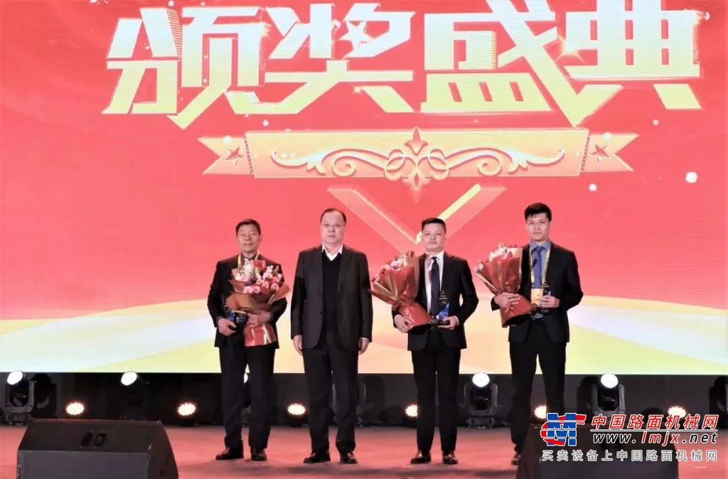 	董事长指出，当前，工程机械市场还处在消化存量、底部徘徊的时期。在看到困难和挑战的同时，我们更要清醒地认识到，前不久的中央经济工作会议明确提出，必须把坚持高质量发展作为新时代的硬道理，把推进中国式现代化作为最大的政治，坚持稳中求进、以进促稳、先立后破，出台更多有利于稳预期、稳增长、稳就业的政策，经济发展正在逐渐呈现回升向好态势。