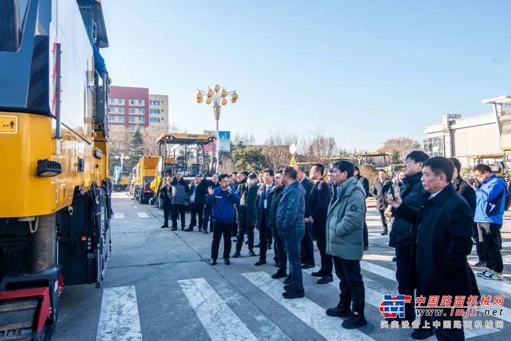 徐工道路副总经理、养护公司总经理宋宗华对养护公司2023年的发展做总结发言