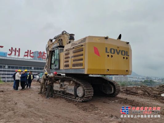 雷沃FR700F挖掘机助力重庆高铁站扩建！