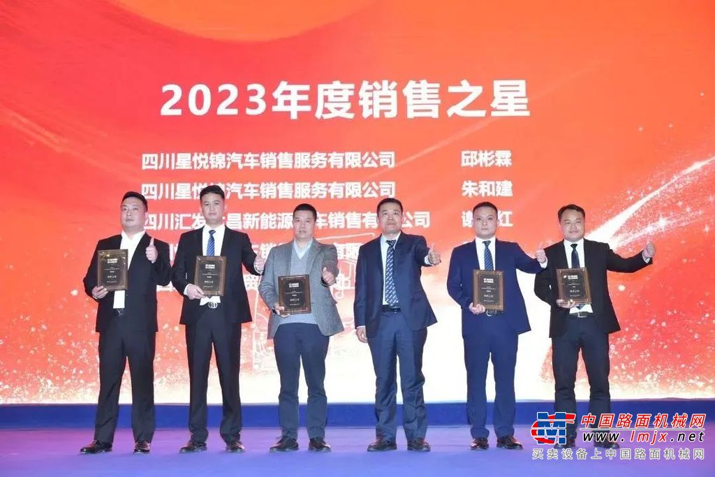 会上，徐工新能源汽车总经理冯佳佳作营销主题报告，全面分析了2023年的营销优势和不足，表达了全力支持渠道伙伴业务拓展的坚定决心，对新能源重卡行业发展趋势做精准研判，明确2024年徐工新能源重卡营销的重点工作。