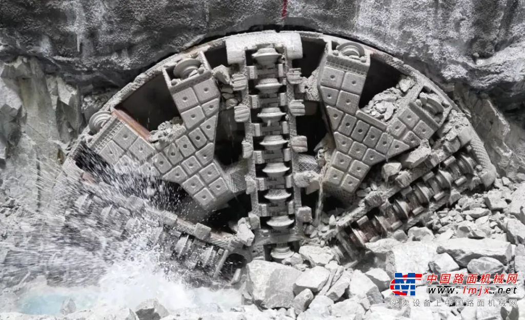 铁建重工“深湾一号”盾构机出洞，助力国内最长城际铁路海底隧道工程建设