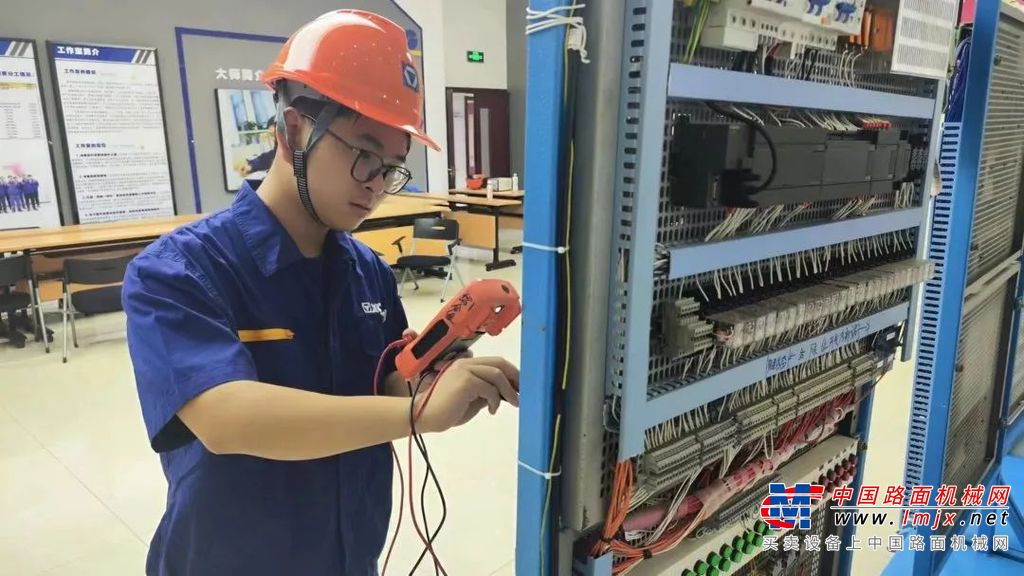 徐工创建技能大师工作室，正是为了充分发挥高技能人才在科技创新、技术攻关和带徒传艺等方面的重要作用。	工作室自成立以来，不断探索智能制造时代创新型、多元化的高技能人才培训和培养模式，力求打造高技能人才集聚高地。	还有14位优秀的高技能人才入选江苏省卓越技师