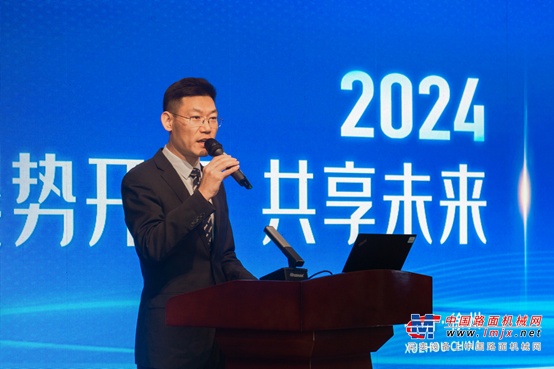 回顾2023年，在行业销量萎缩、竞争持续加剧的背景下，徐工环境营销体系上下百余人立足岗位、守土尽责，整体实现了“稳中有进”的发展局面，收获了实打实、沉甸甸的成果。纯电产品规模同比增长超4倍，大客户合作再深化，市场推广带动业绩，环卫运营朋友圈不断扩大。