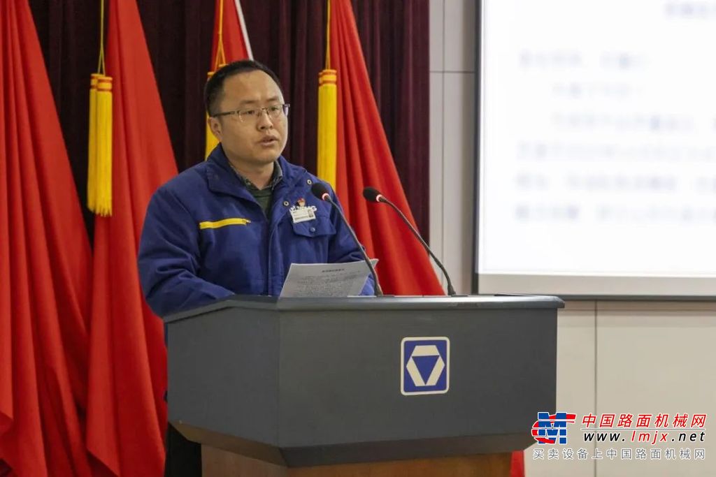 事业部副总经理刘庆教作2023年质量工作报告。报告从指标、体系、实物质量、供应链、新工具运用等方面对过去一年事业部质量工作做了高度总结，并详细分析了存在不足和下一步打法，指明了质量体系运行的改进方向。