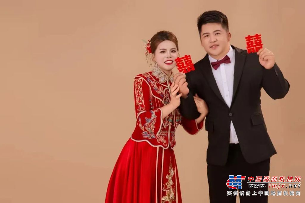 在两人的共同努力下，他们的吊装事业逐渐步入正轨，并不断发展壮大。而今，威武的吊车排着整齐的队列，昂首挺胸，代表新郎向美丽的新娘表达出最真挚、最有重量的爱意。