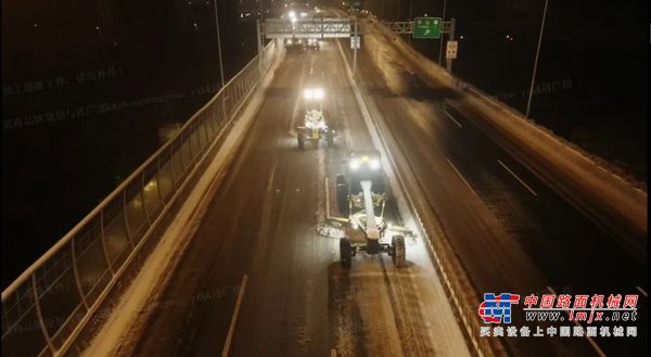 昨夜！除雪作业，徐工平地机保障道路出行