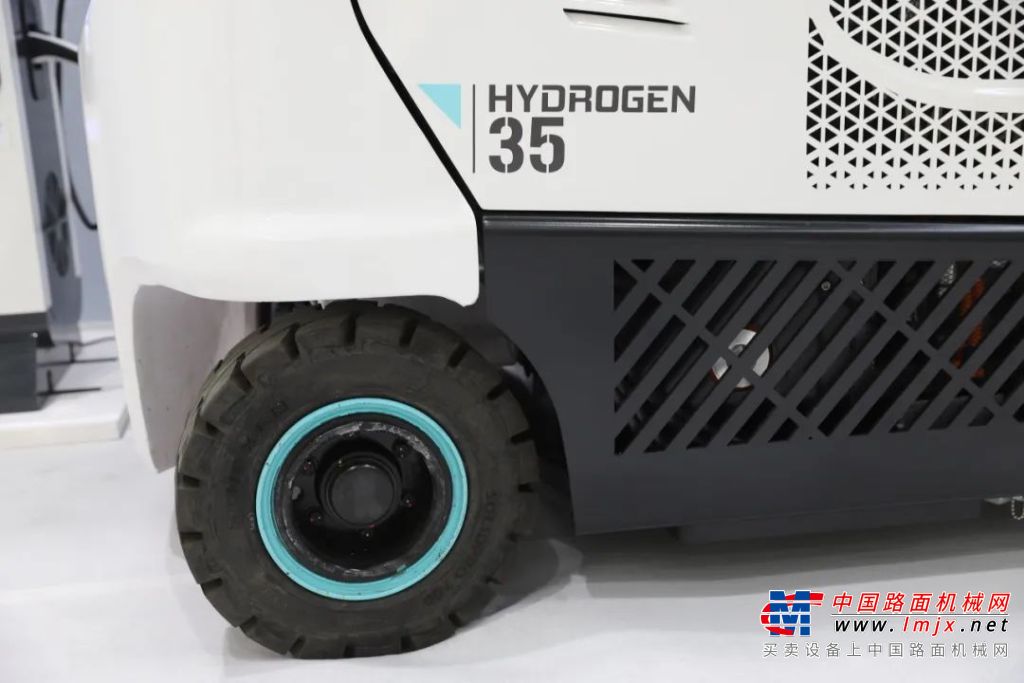全新的山猫氢燃料电池叉车是一款配备了20千瓦燃料电池的3吨级车型，它将交付给韩国锌业集团的蔚山炼油厂。