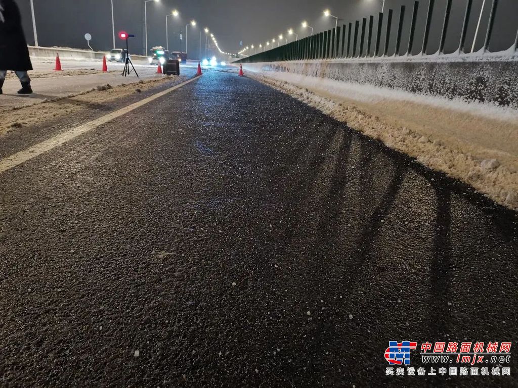 徐工分别在南三环姚庄路口、东三环和平路口、西三环大学路口和北三环殷庄路口四个点位开展扫雪除冰。