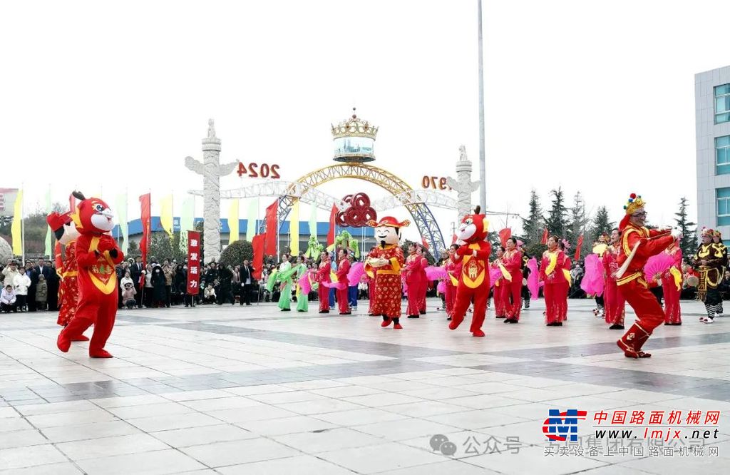 秧歌闹新春，鼓乐启新程。海阳大秧歌以凝重的历史文化、浓厚的乡土风情和与时俱进的现代文明舞出了人们对美好生活的向往和劳动创造幸福的自豪。