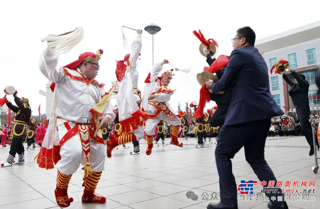最后隆重出场的是方圆集团职工秧歌队，秧歌队队员们身着五彩斑斓的服装，手持绚丽彩扇，伴随音乐的旋律，欢快舞动，尽显秧歌的独特韵味，为集团全体干部职工送上新春的祝福，赢得了观众阵阵喝彩。