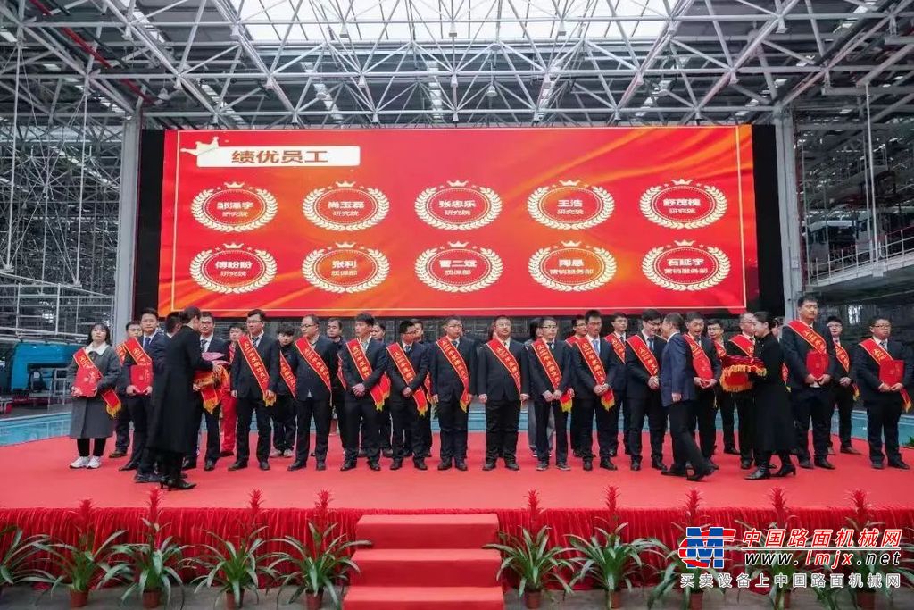 三一泵路事业部新春开工典礼在长沙产业园隆重举办，湖南长沙、邵阳、涟源等五大产业园，共计119台，价值2.28亿元的主机设备发往世界各地，实现龙年新春交付开门红。