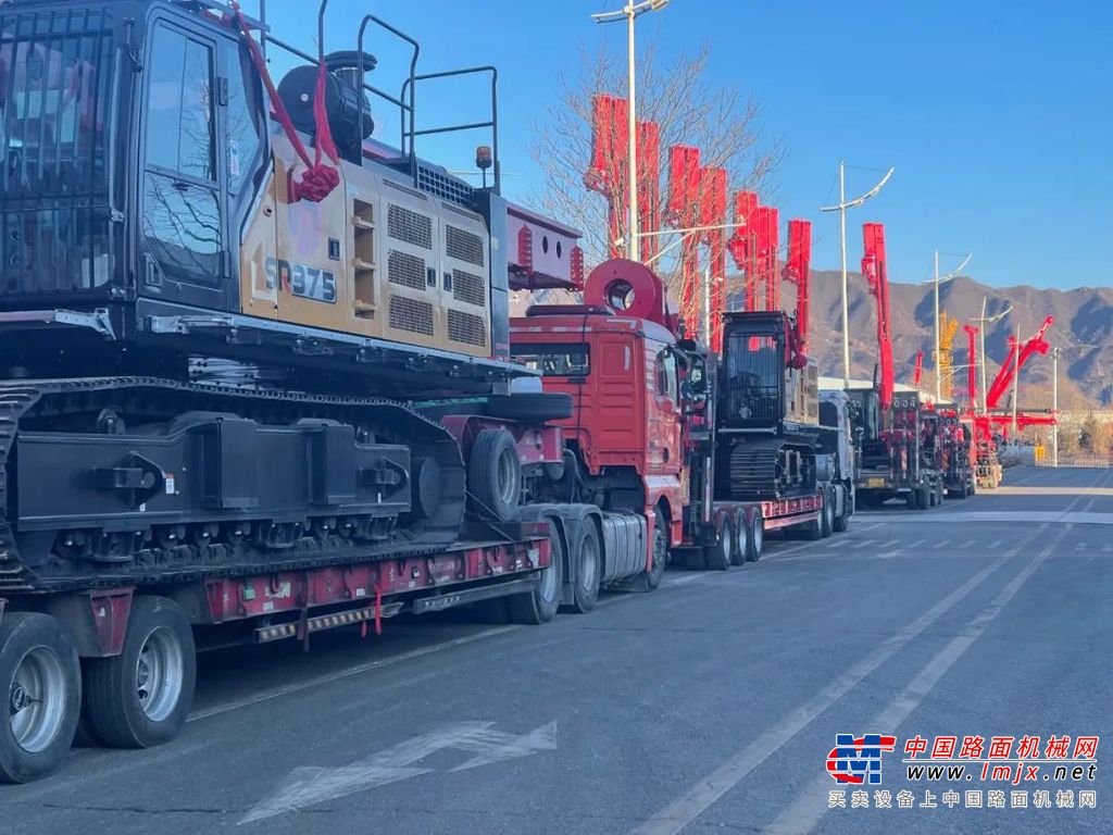7点38分，三一重卡公司领导们在仪式现场夹道迎接返司员工，为员工们派发新年开工红包，寓意大吉大利、2024一起发！开工仪式上，三一重卡109名、商用车智造公司66名、道依茨动力45名共220名员工被颁发“年度绩优员工”称号。