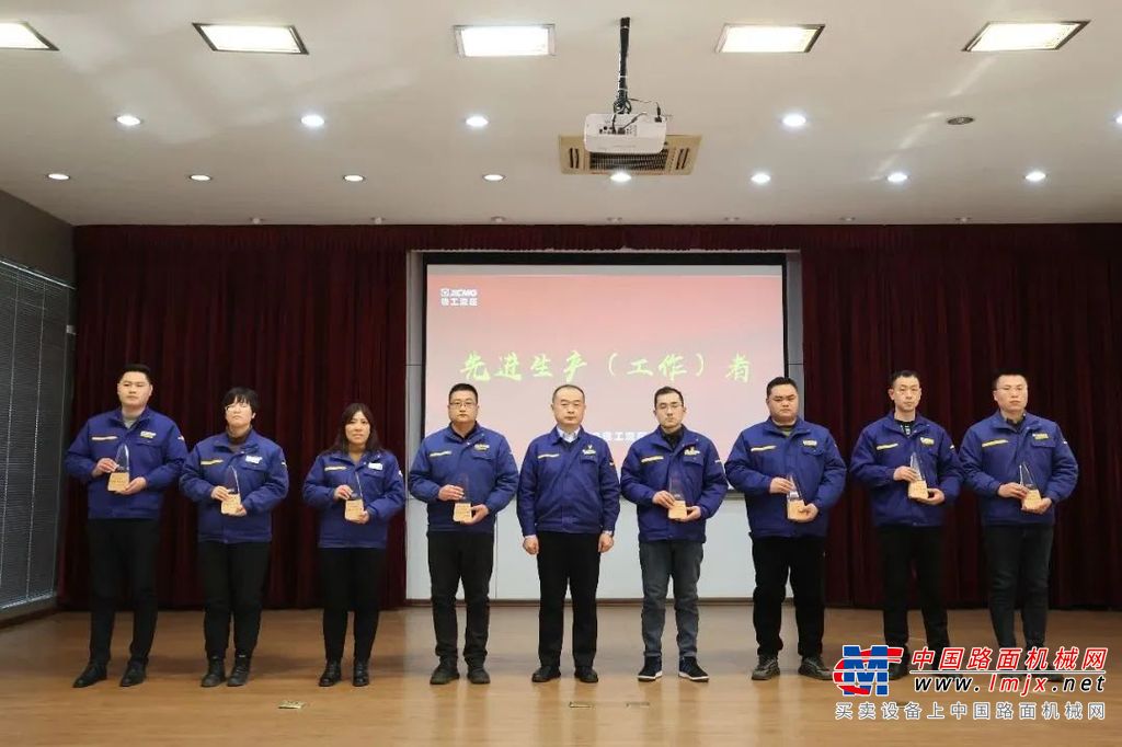 会上，事业部副总经理刘庆教传达了徐工2024年经济工作会议精神与杨东升董事长在会上的重要讲话精神。