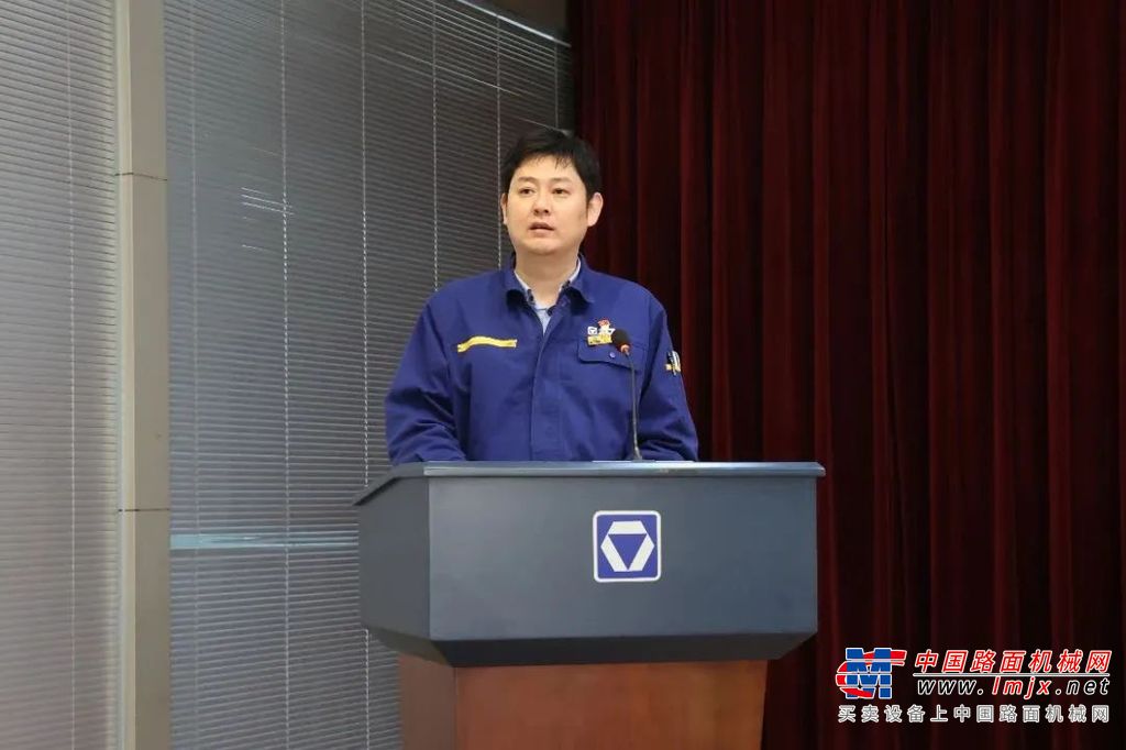 ▲事业部党委副书记、纪委书记、工会主席孙毅德为2023年度先进生产（工作）者颁奖