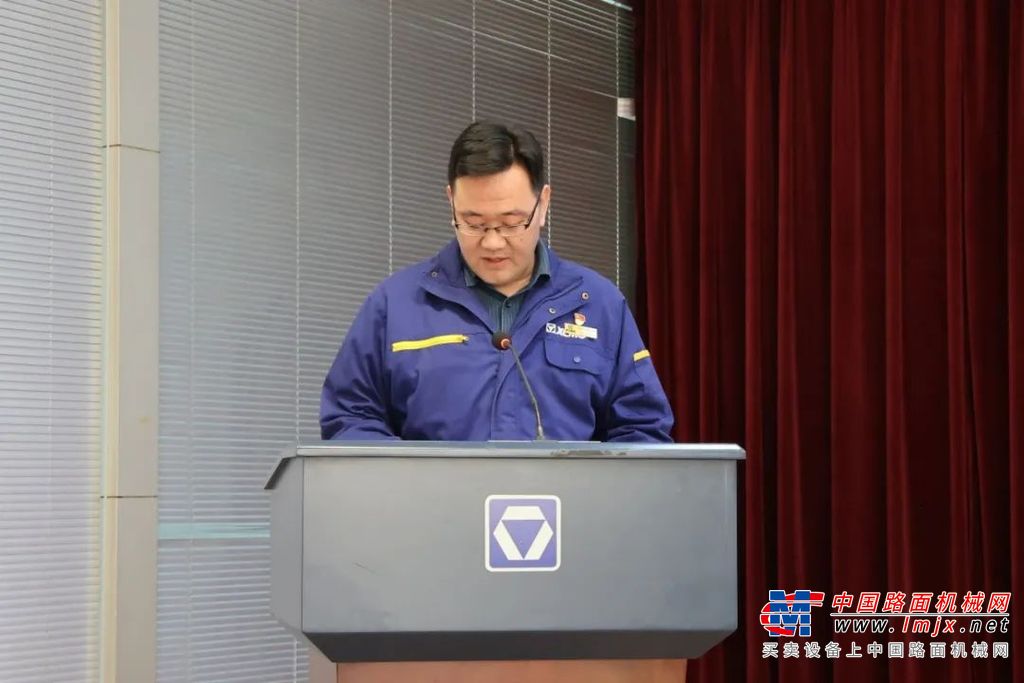▲事业部副总经理陈继明为2023年度质量标兵颁奖