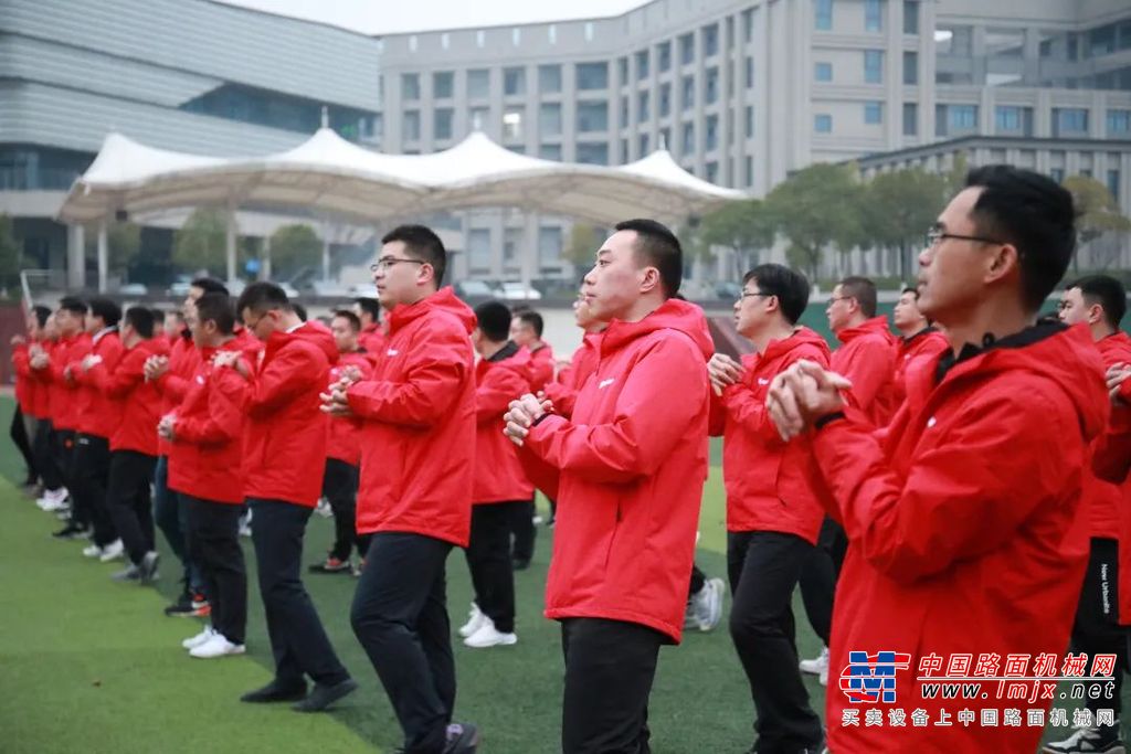 	6点30分，迎着星光与冷冽的寒风，学员们以饱满的精神状态投入到体能训练，列队长跑、综合拉练，用响亮的口号共同唤醒沉睡的校园，直到晨光熹微、朝晖初露。