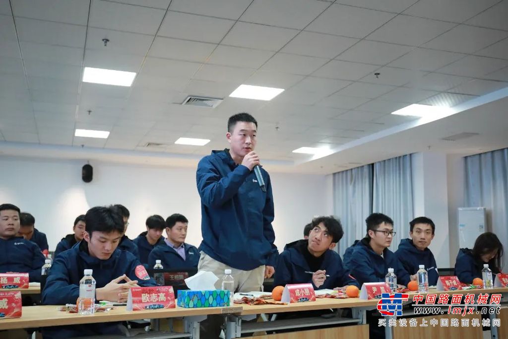 	此次培训开设了“员工座谈会”环节，以班级为单位，每天安排一场交流会。三一重卡董事长梁林河、三一重卡副总经理周万春亲临现场，营销、研发、财务、人资、运营管理等多部门领导均到场与学员展开面对面深入座谈。领导以“工作的衣食住行”为主题，亲切地与员工沟通交流，认真听取建议、逐一回答疑惑。