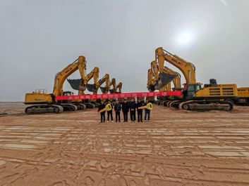 “疆场”传捷报 大挖开门红—山东临工大挖设备批量交付新疆大客户