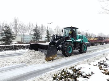 除雪保畅，山推铁肩道义勇担重任！