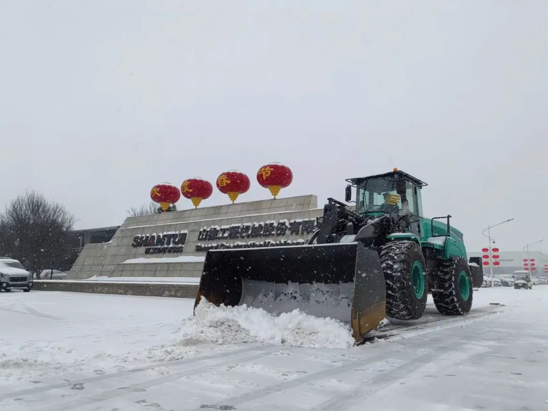 ▌学校老师见到除雪作业的设备，纷纷点赞，他们说：“山推设备保障着道路畅通，看见你们真的很感动！”当看到山推设备在道路除雪作业时，路人赞叹不已：“必须点赞，原本已经做好今天刺溜滑的准备，结果全程无压力，非常干净，这波操作厉害！”