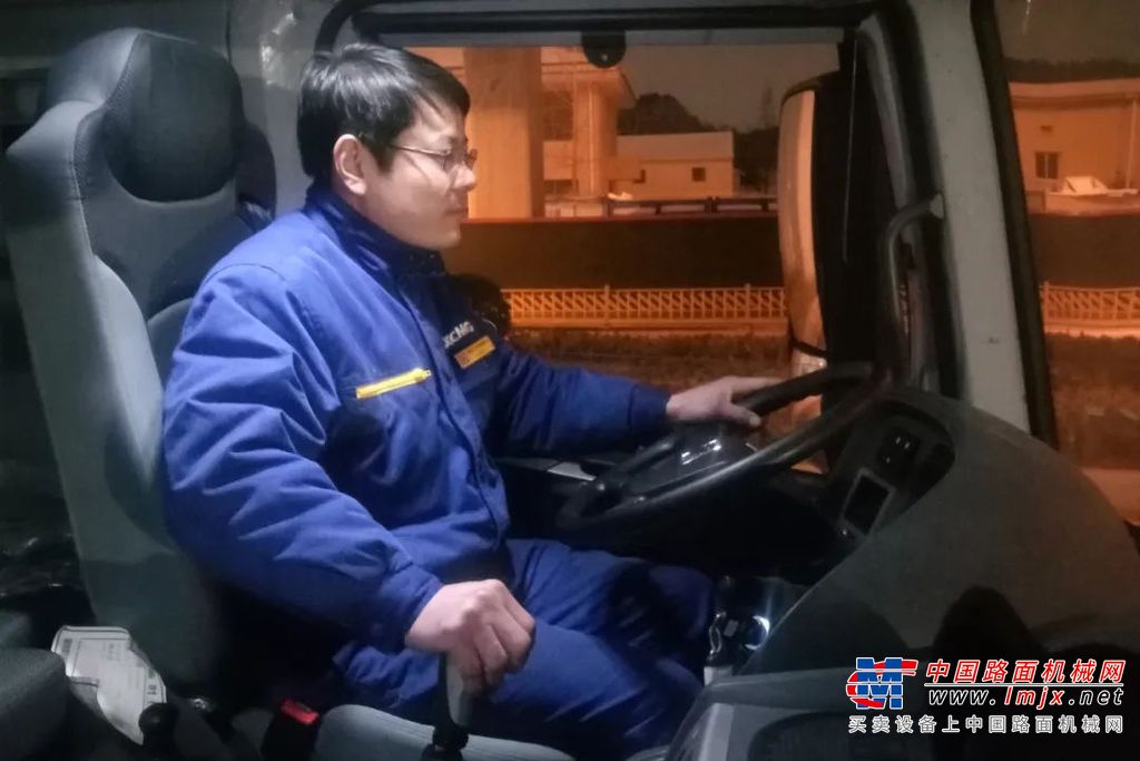 	连夜除雪保畅通