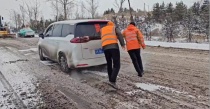 鄂尔多斯：公路养护工人在风雪中救助被困车辆