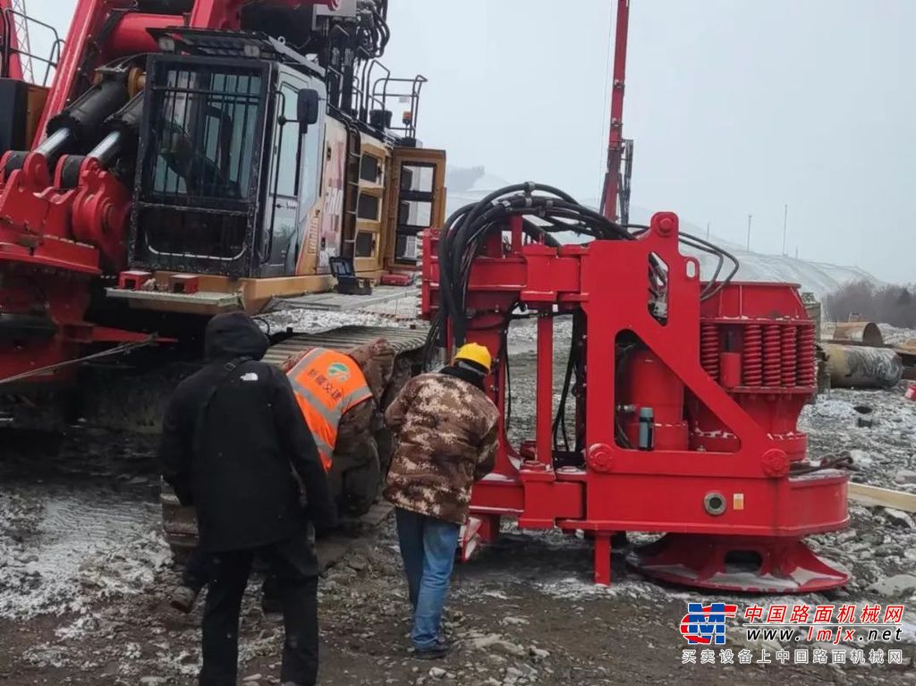	工程师持续15天在工地为客户2台设备开展检修，通过专业的维修能力，减少设备停工周期，为客户节省费用，获得客户表扬。