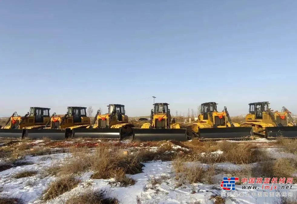 柳工國四推土機再次批量交付，助力內蒙古沙漠治理項目！