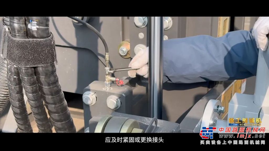	【一】·检查设备电瓶的电量是否充足，有的可通过电瓶上的内置指示电眼显示进行检查；·蓄电池配有观察孔，可通过颜色指示了解状态（绿色=良好，黑色=需充电，白色=需更换）；·也可通过显示器显示，有的则可能需要通过电压表进行测量（如有，当开路电压低于12.25V时，应立即进行充电。可通过外界充电方式或其它借力帮电方式助力启动，但需提前准备电瓶）。