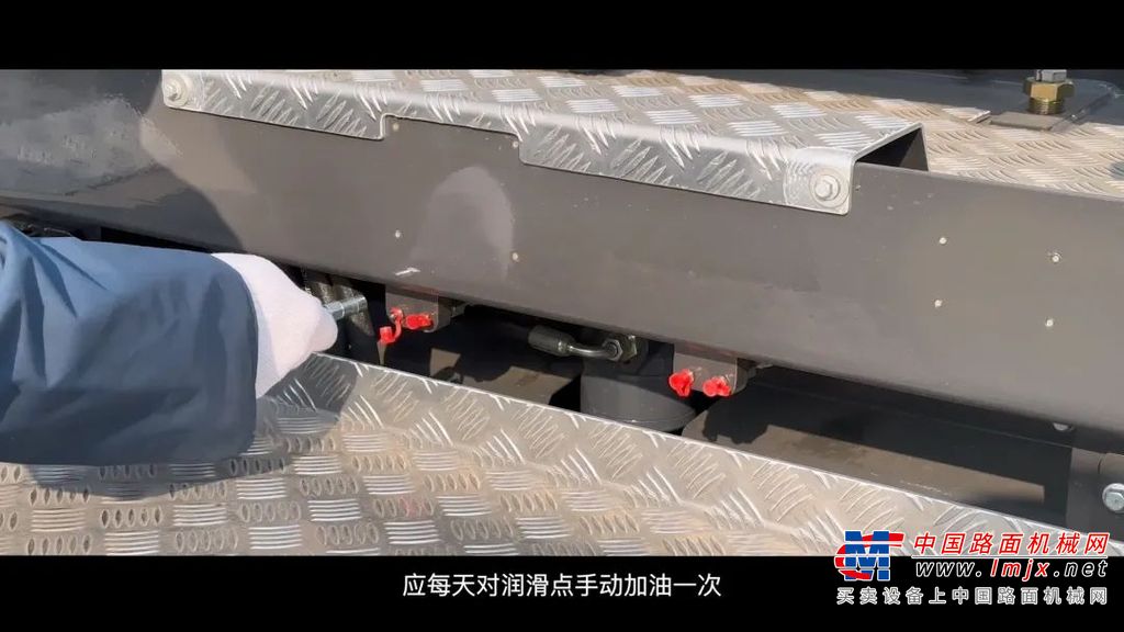 【二】·对于无线遥控系统，需提前对发射器电池进行更换。	【三】·经过冬季期，需重点检查发动机燃油、防冻液、液压油、分料输料带减速器、行走履带减速器等油位是否正常；对于四阶段排放发动机，还需检查尿素罐的液位；如有必要，请添加合适的燃料/油品进行补充。