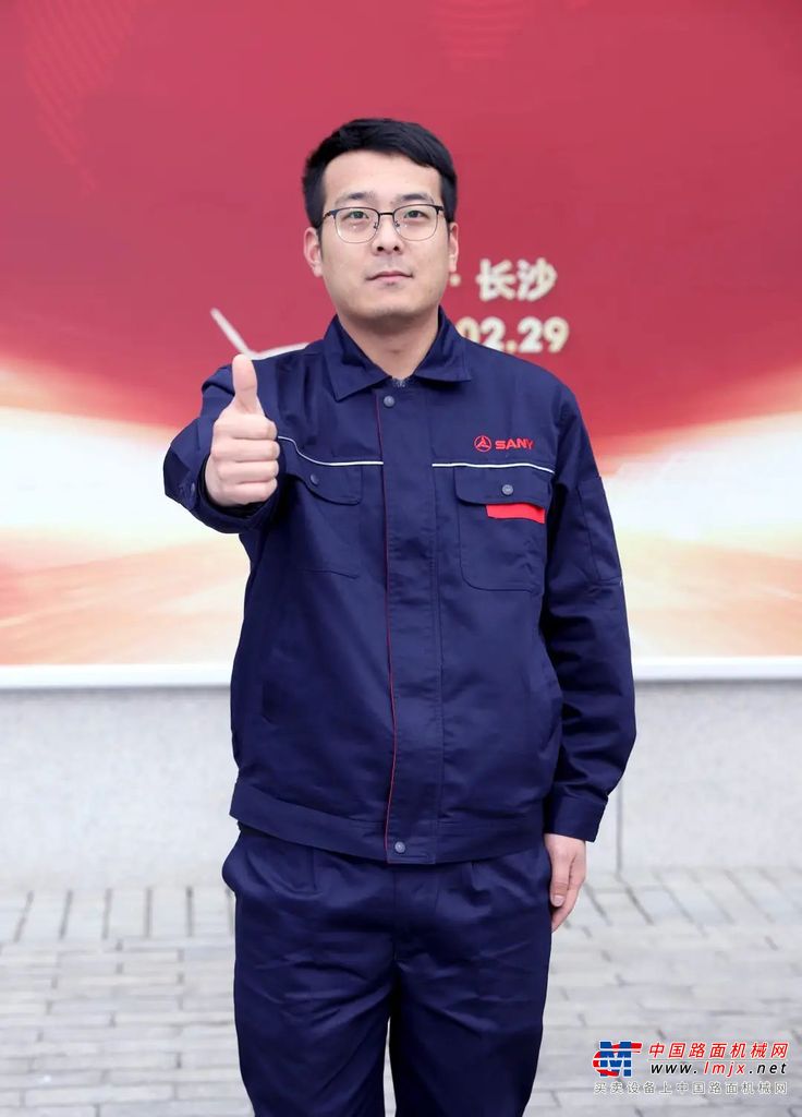 全年配件销售8079万元，促使客户重购挖机141台，负责区域1500台设备缺件停机率仅为0.2%，为客户培训人次1431人，成为标杆供应商。