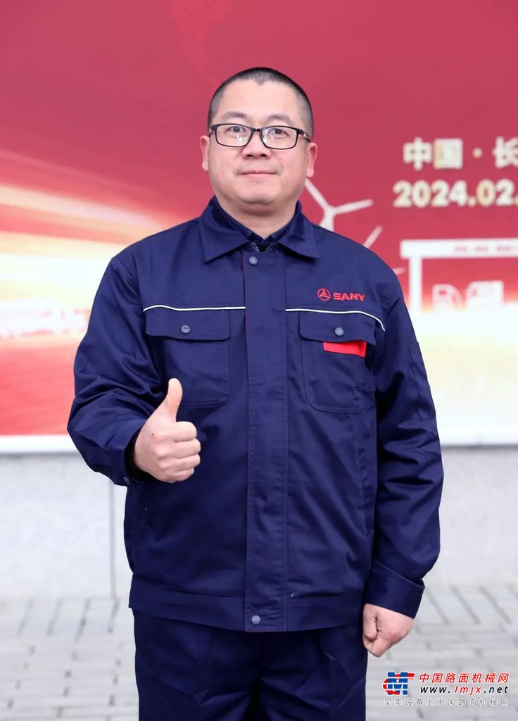 2023全年5次荣获个人考核第一名、4次分公司第一，全年满意度零差评，全年配件销售180万元！他真正做到了扎根于服务，赢得了客户的百分百信赖。