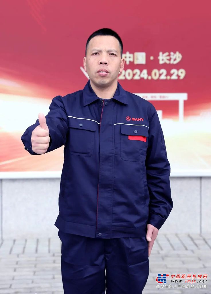 2017年加入三一体系，负责山东三汇莒县服务网点服务工作，2023年网点老客户复购超大挖12台，网点配件出库872.8万元。他时时说的一句话————“客户无小事，永远把客户放在第一位”。