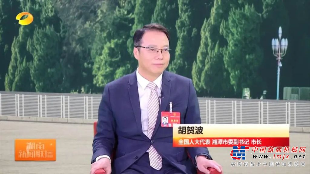 	陈伟鸿：在今年的两会之前，我有过一趟印象深刻的出差，从陕西到浙江、从河南再到湖南，我连续不断地去到了十座城市，走进了十大产业的第一线，和那些在产业浪潮之间的优秀的民营企业家共同对话。这些企业家所在的行业不一样，年龄不一样，但是在他们的身上有相同的坚定和自信。我问了他们一个共同的问题，“2024年最希望做的一件事是什么？”他们的答案各不相同，但是我在他们的眼中看到了相同的光芒，那是来自民营企业家发自内心的，对未来充满信心的希望之光。