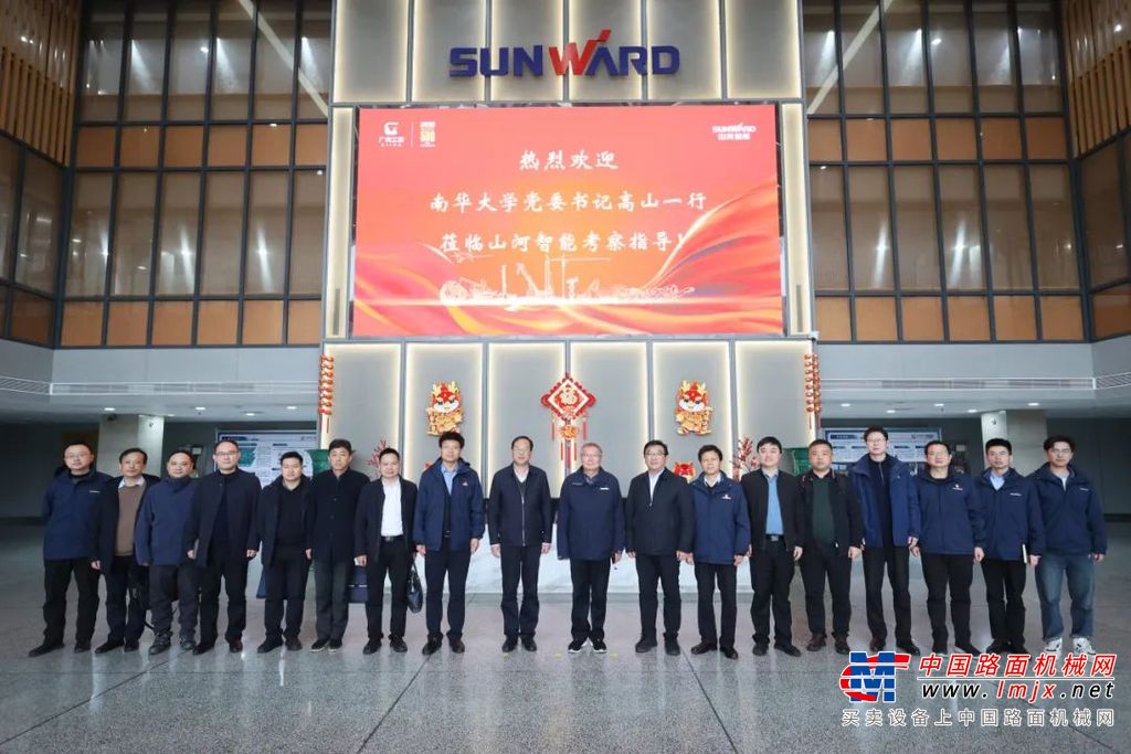 座谈会上，企校双方就产学研合作、人才培养、科研合作等方面展开了深度交流。