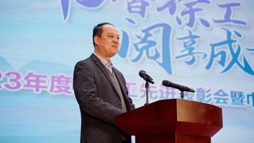 徐工“她”力量丨登顶路上，每一个你都闪闪发光